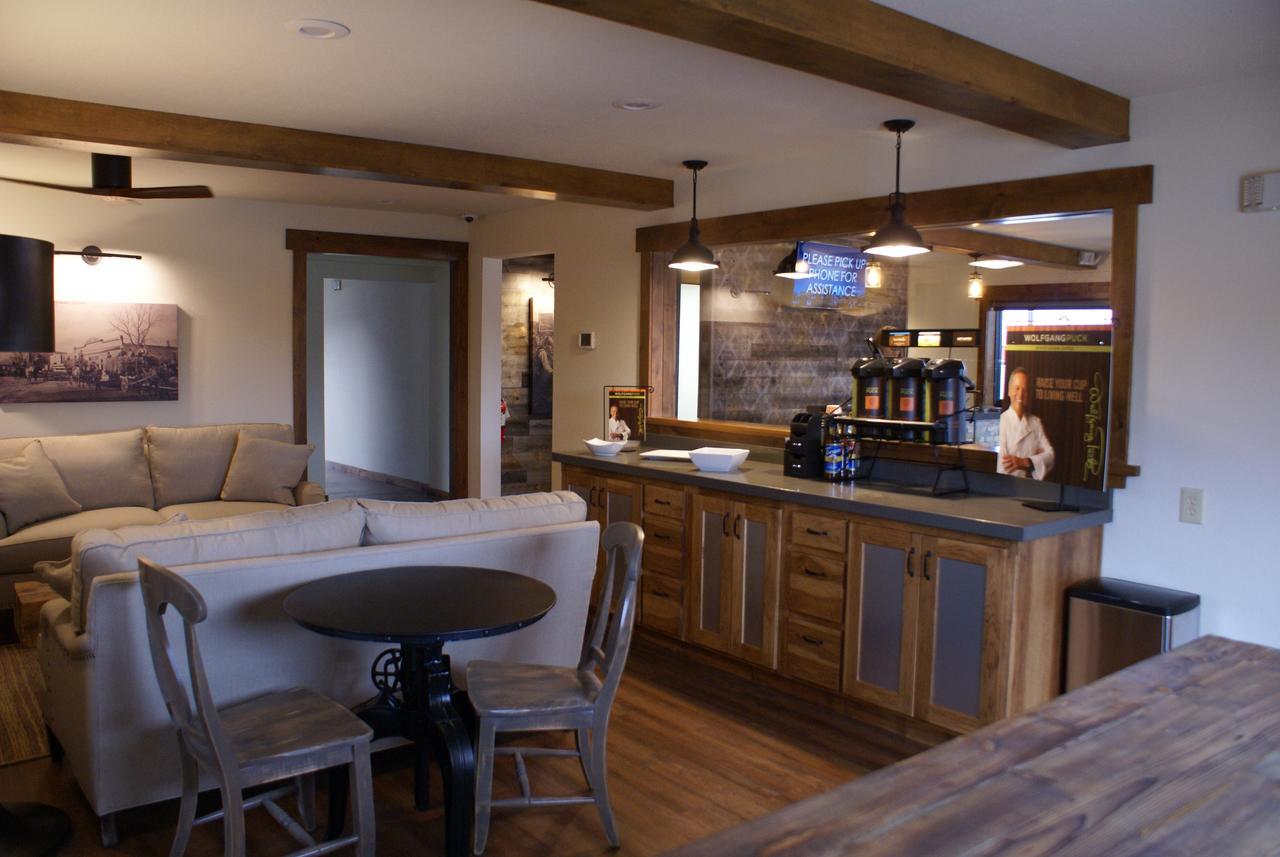 Boarders Inn & Suites By Cobblestone Hotels - Syracuse 외부 사진